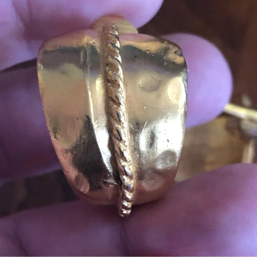 Vintage 70s-80s Kenneth Jay Lane matte gold wide hoop clip on earrings - Picture 8 of 12